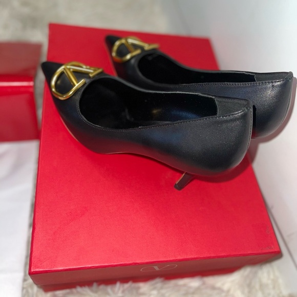 Brand new. Still in box, has all it’s original papers. It’s small for me - Picture 8 of 8